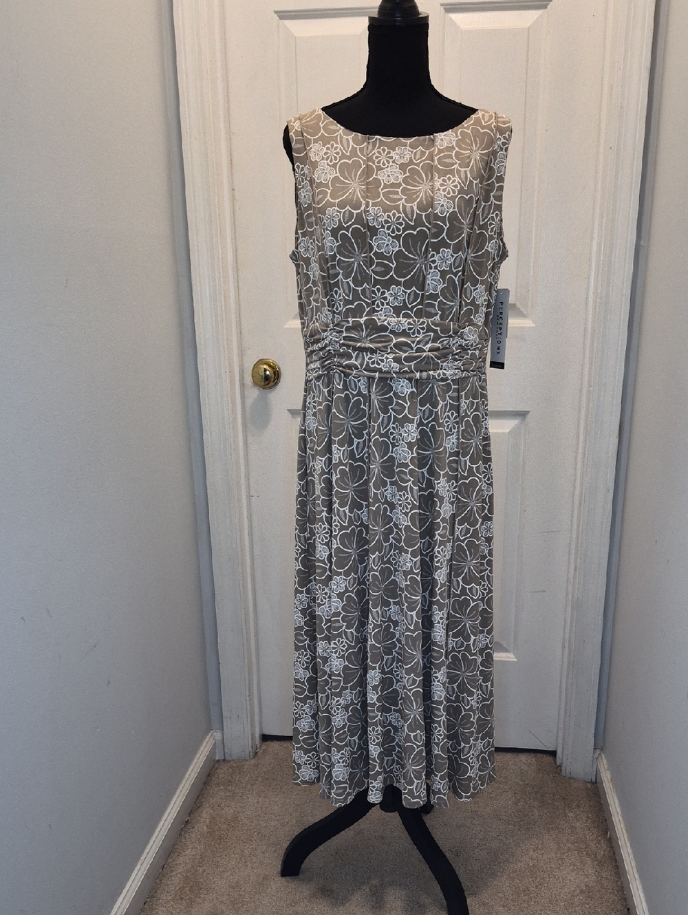 D31- Sleeveless Floral Lace Overlay Maxi Dress in Taupe/White - sz L